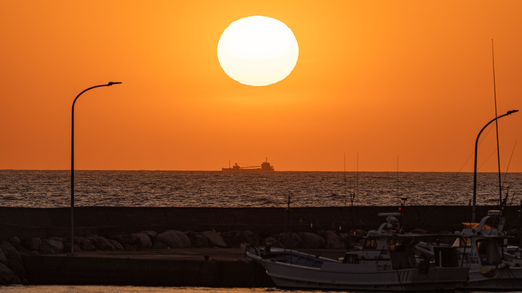 夕陽と船と港