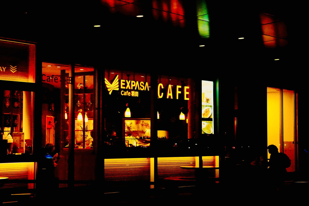 夜のカフェ