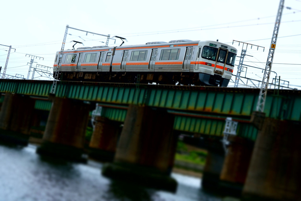 豊川を渡る列車