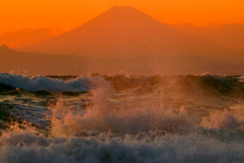 沸騰する相模湾_荒波と富士