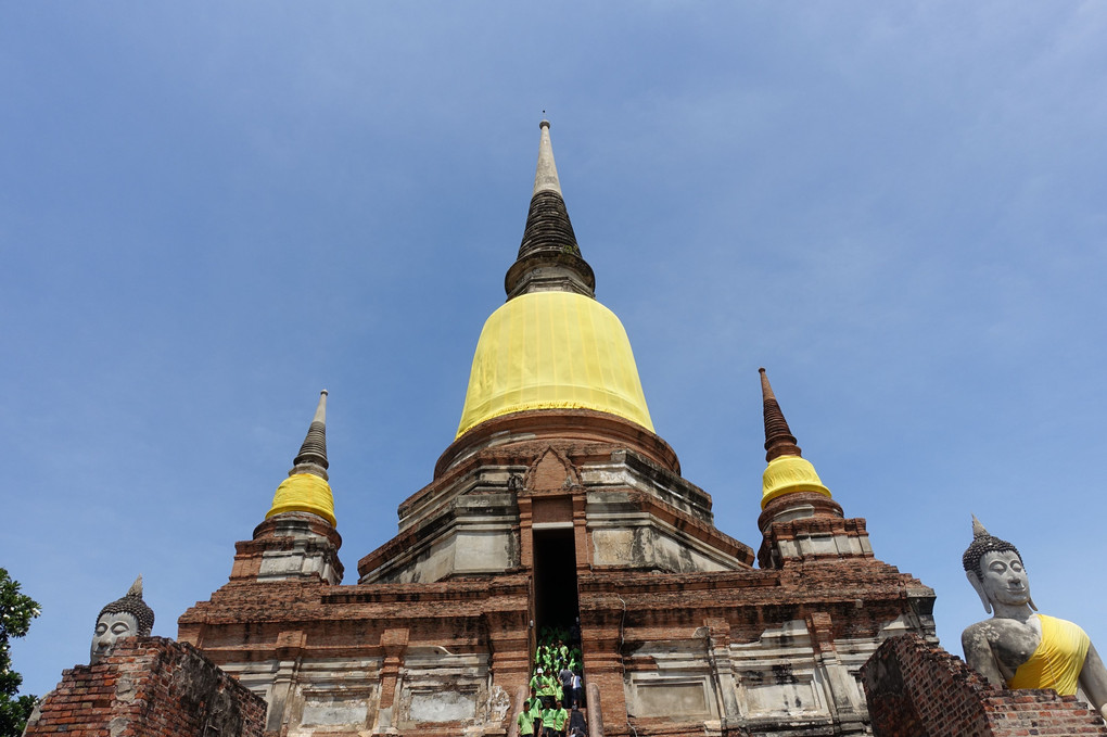 仏塔と収められた仏像