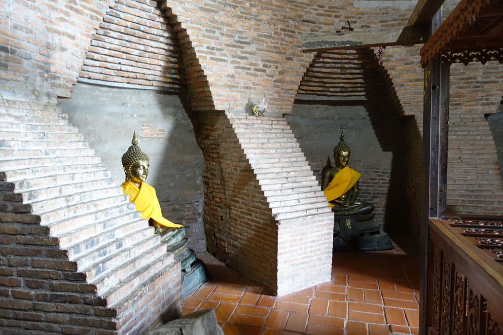 仏塔と収められた仏像