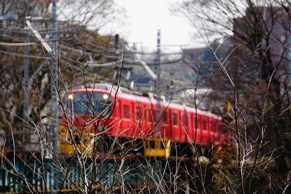 赤い電車の見える風景