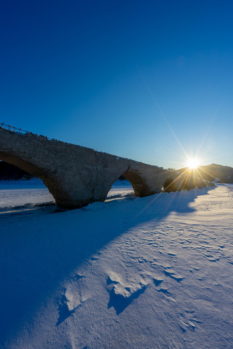 糠平湖の朝タウシュベツ橋梁