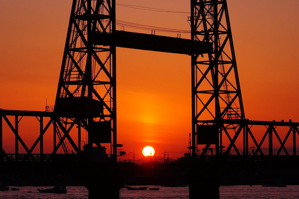 昇開橋の真ん中から、夕陽が顔をだす風景