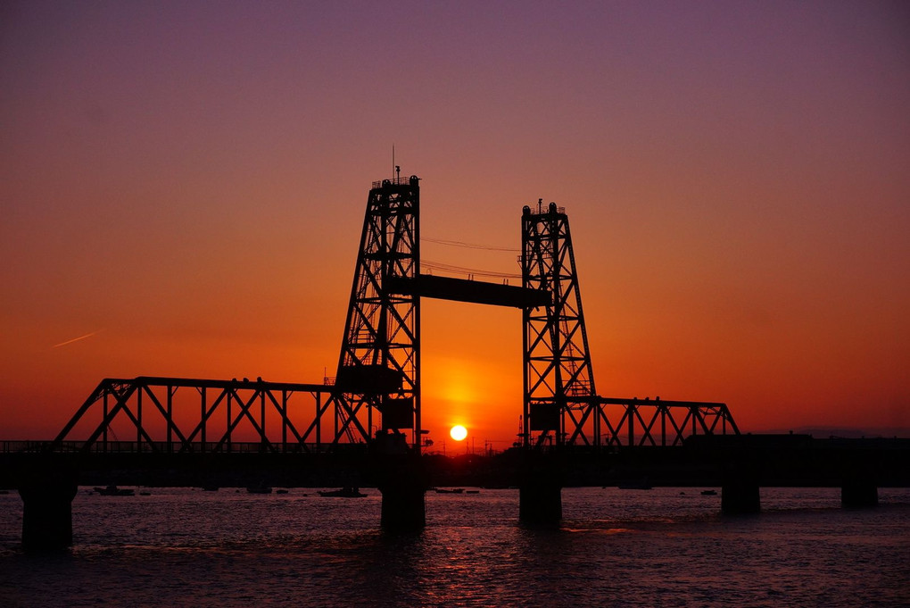 昇開橋の真ん中から、夕陽が顔をだす風景