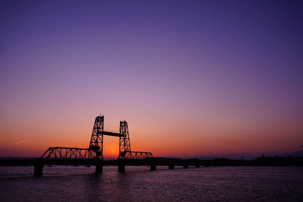 昇開橋の真ん中から、夕陽が顔をだす風景