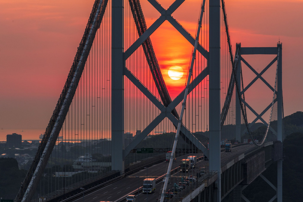 関門橋に落ちる夕陽