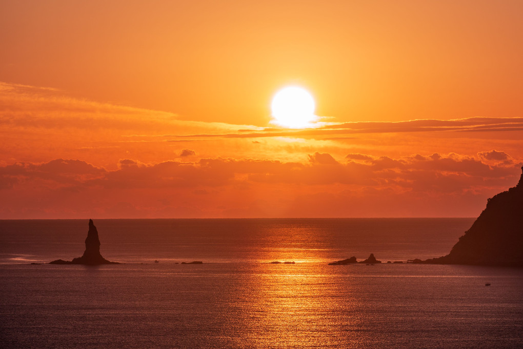 夕日と立神岩