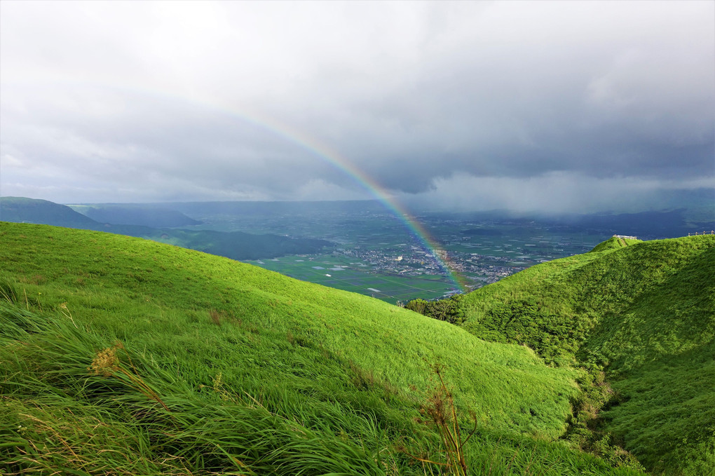 大観峰と虹と雨柱