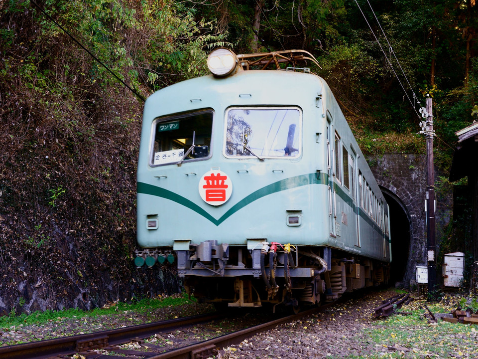 トンネル出口でローアングル(チョット怖いが柵が有ります）