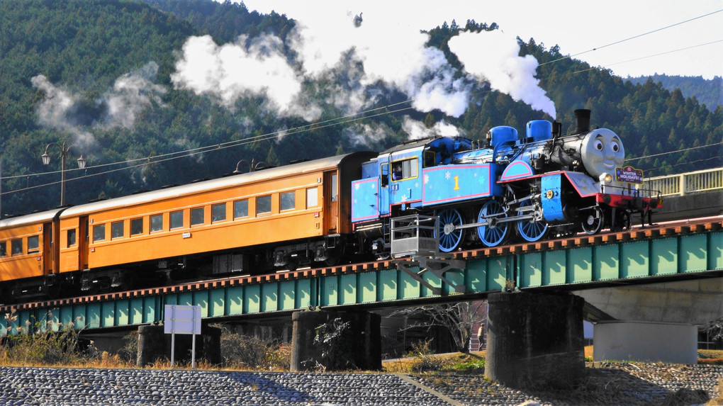 機関車トーマス家山川橋梁を渡る。