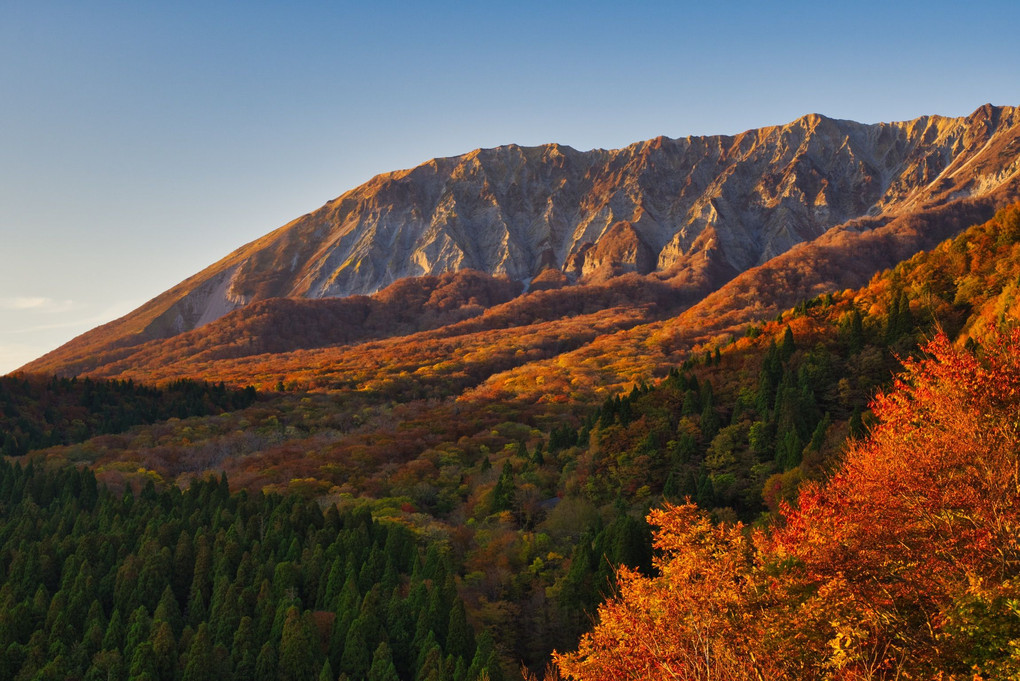雄大な大山の秋の姿