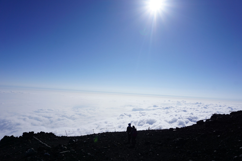 日本一高い山の山頂から見る、雲海