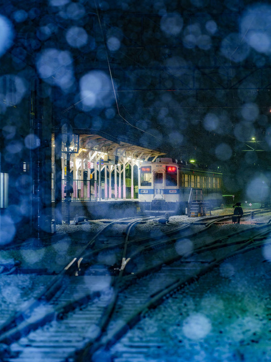降り注ぐ雪と列車