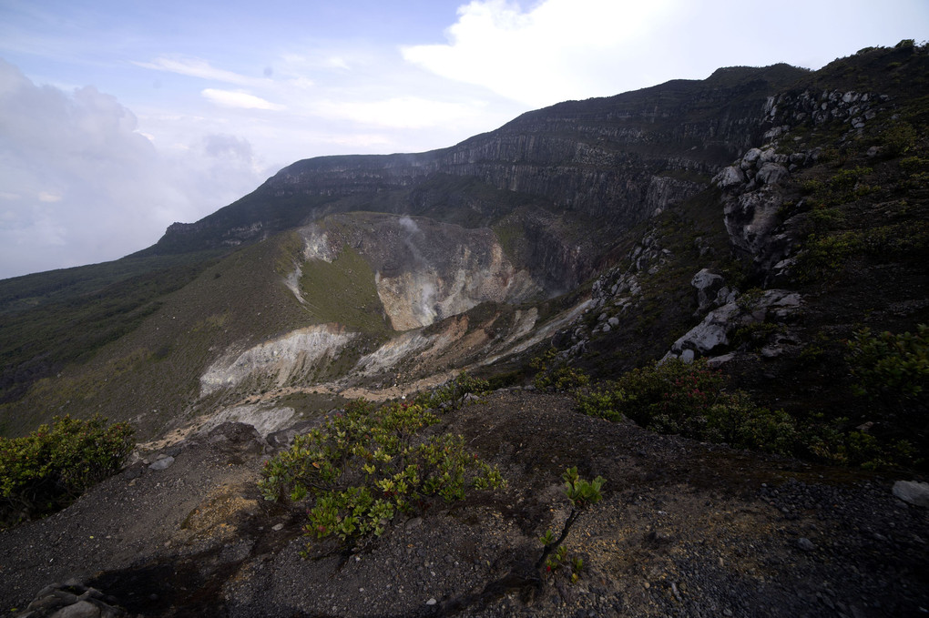 インドネシア　グデ火山噴火口