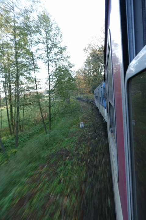 ボヘミアの森を通り抜ける鉄道