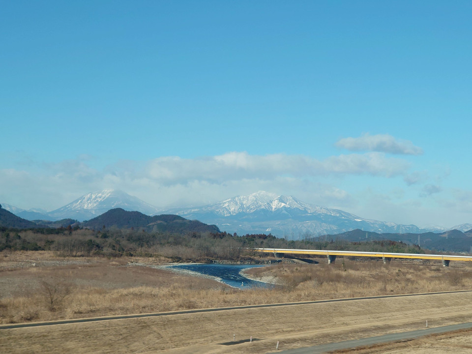 東北新幹線の車窓から。那須岳かな？Xperiaで撮りました。