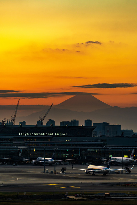 羽田空港から富士山をのぞむ