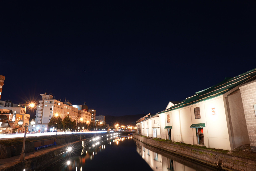 小樽の夜、水面に映る。