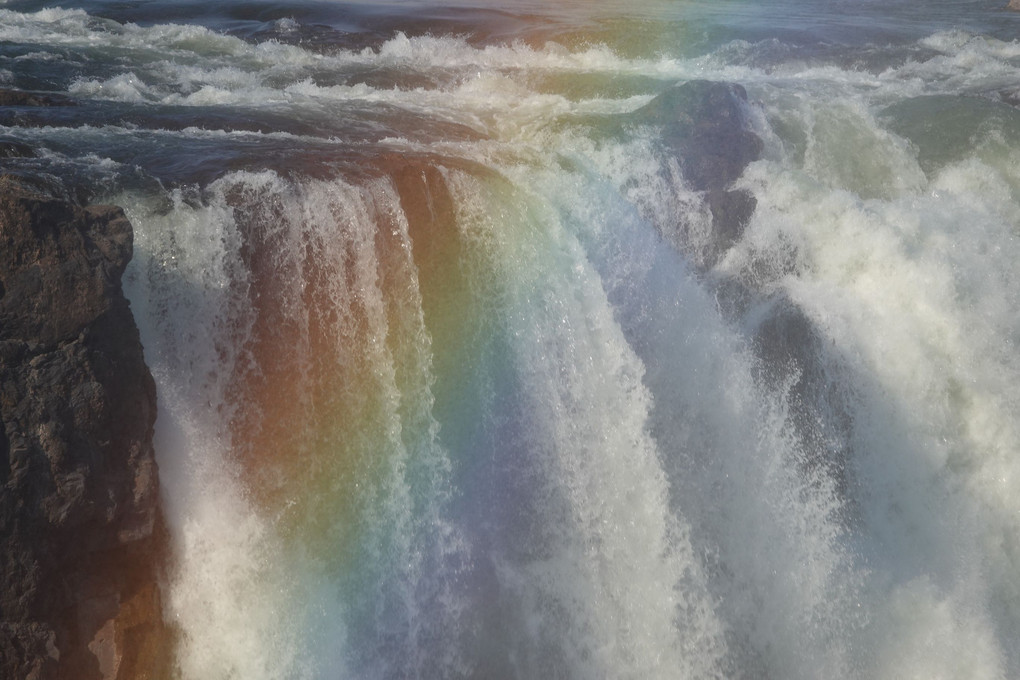 ヴィクトリアの滝。虹色