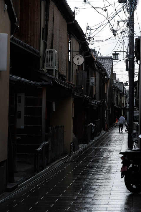 雨上がりの路地