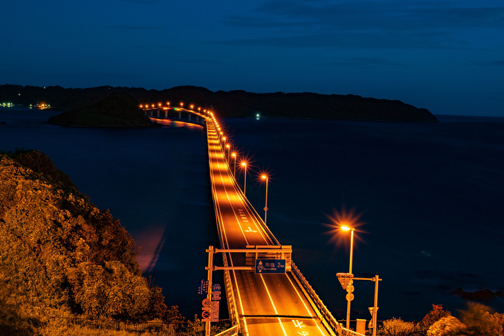 日の出の前の角島大橋