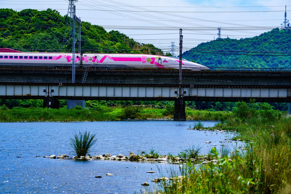 Hellow Kitty Shinkansen on Ichikawa Bridge