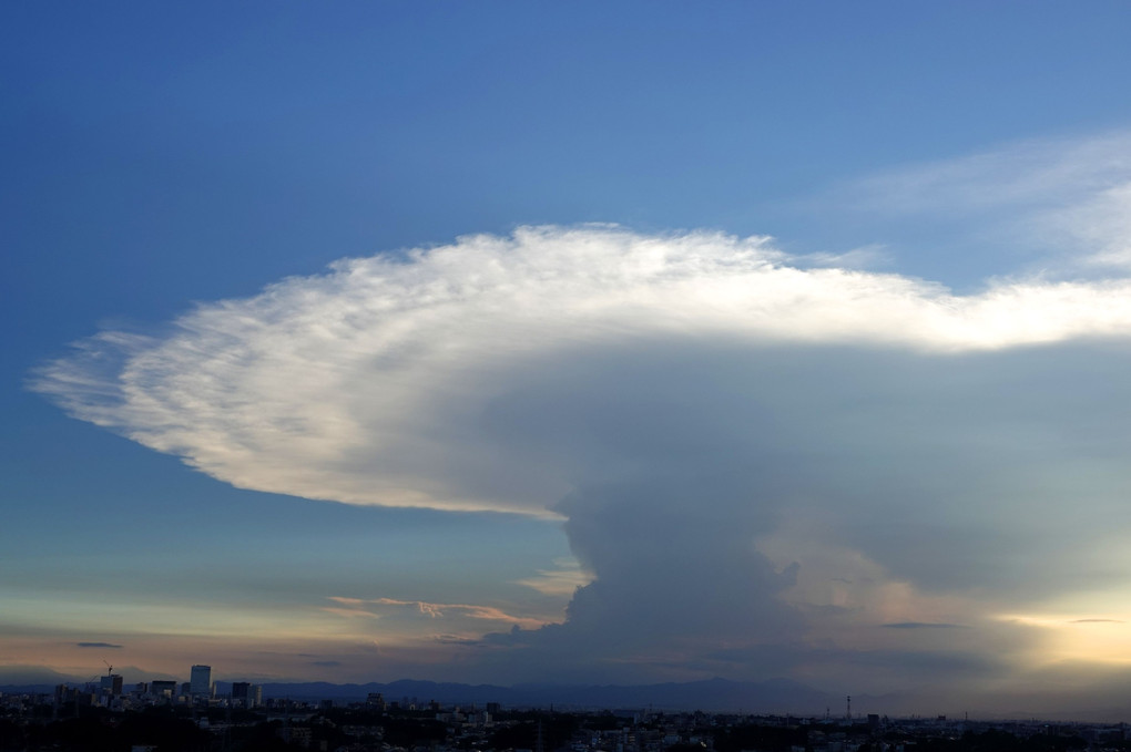 カナ床雲　巨大積乱雲