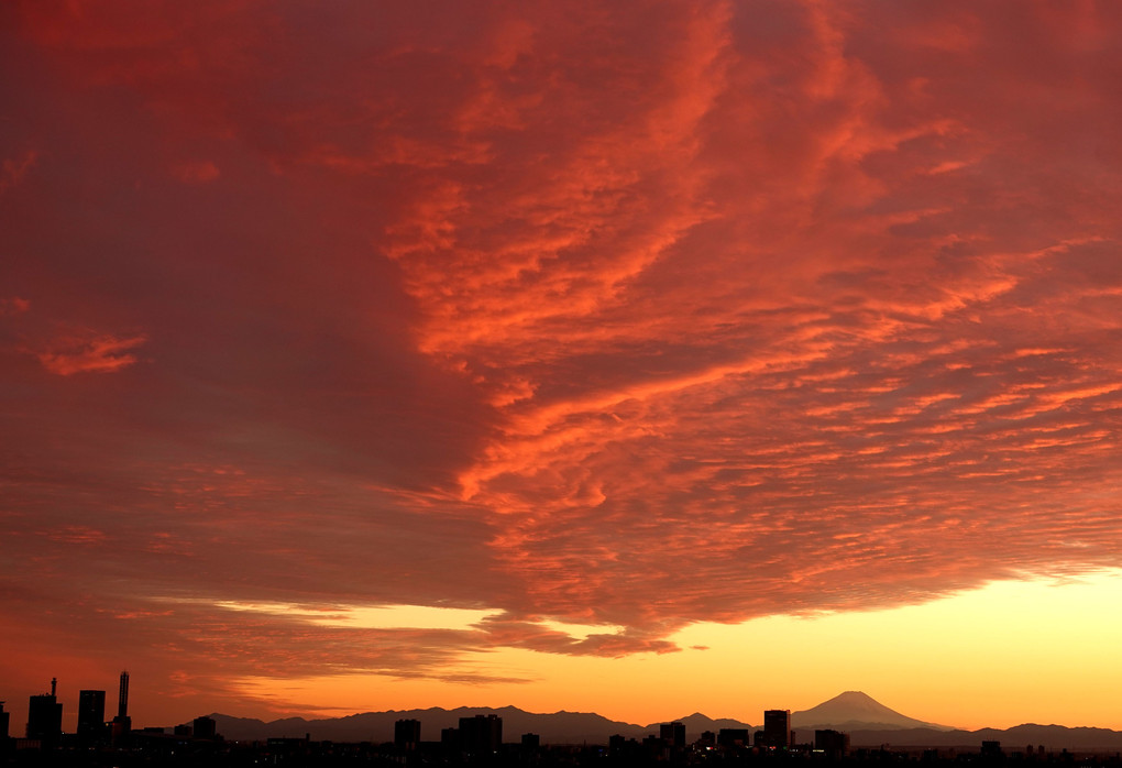 さいたま市の夕焼けと富士山　１８日