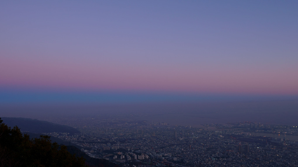 神戸の空、地球の影