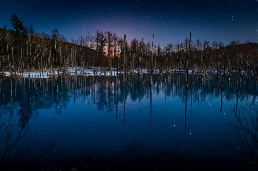 青い池と星の群れ