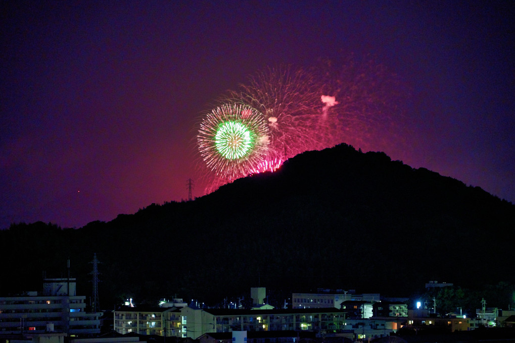 遠く山の向こうで･･花火が‥