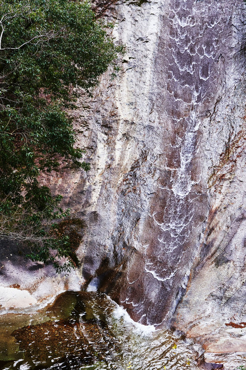 渓谷の水の流れ