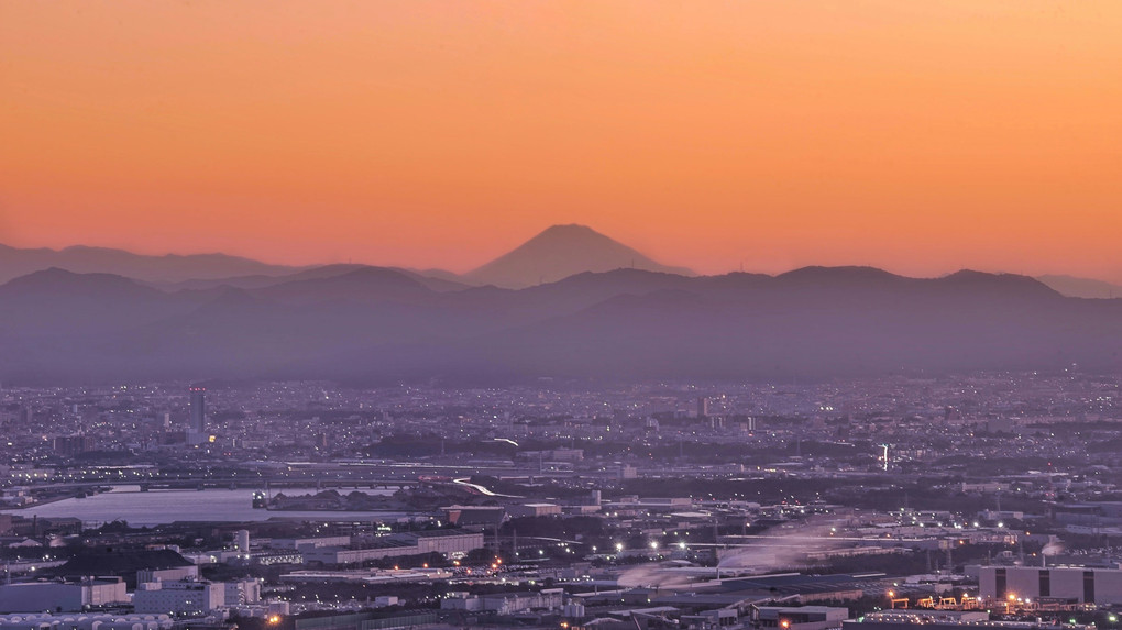 朝焼けに浮かぶ富士