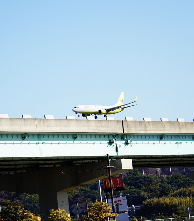 福岡は飛行機が高速を走ってます(笑)