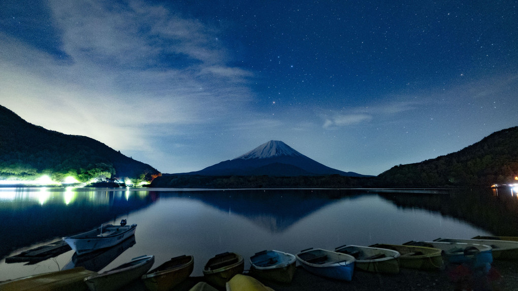 精進湖に浮かぶボートと逆さ富士
