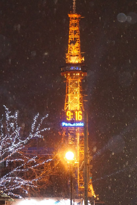 テレビ塔に降る雪