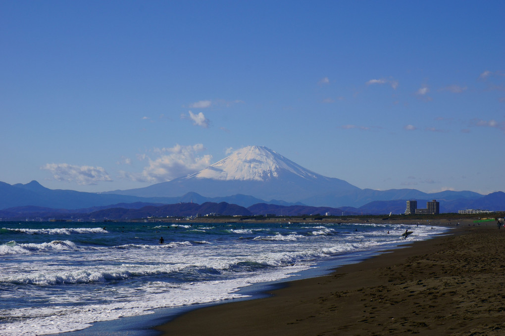 鵠沼海岸から富士山を望む