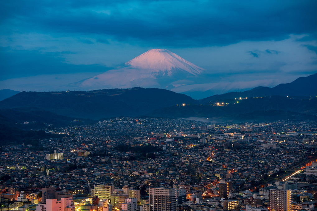 目覚めの街と富士山