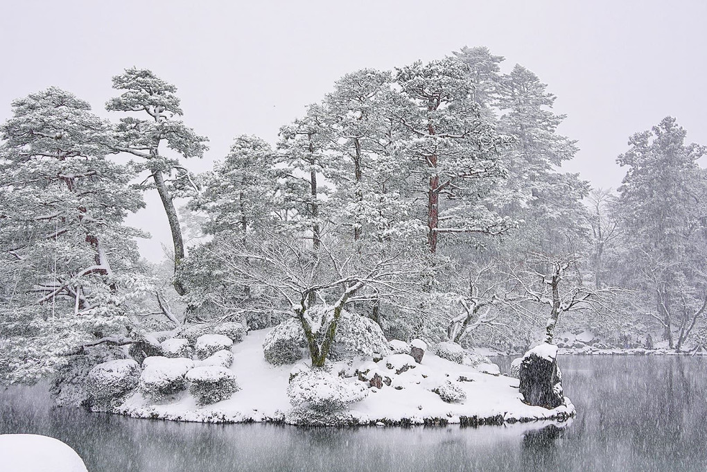 雪降る日本庭園