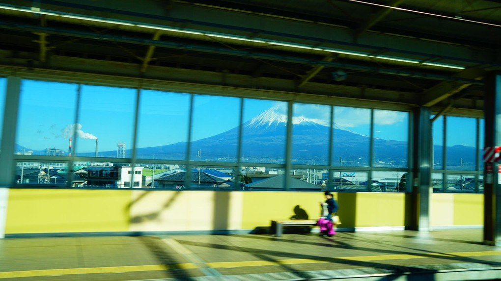 通過駅の先に見える富士山