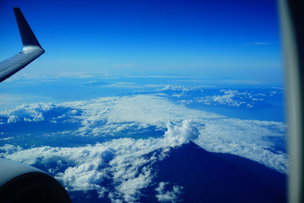 青空と富士と島々