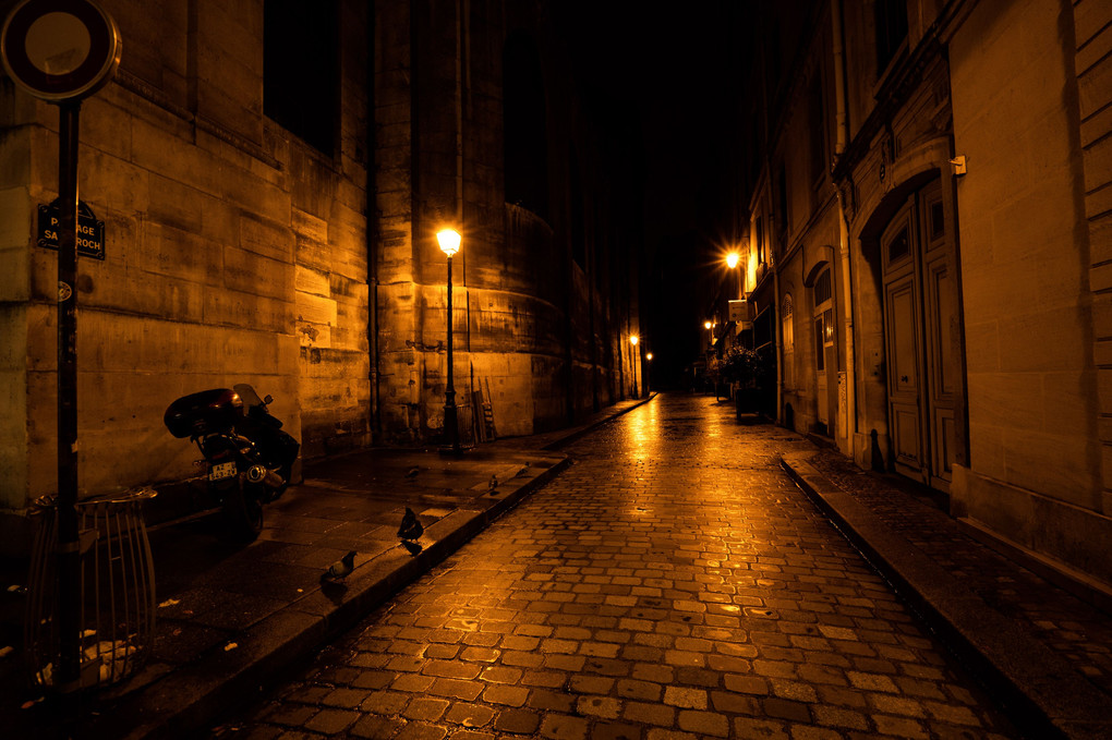 パリの裏路地
