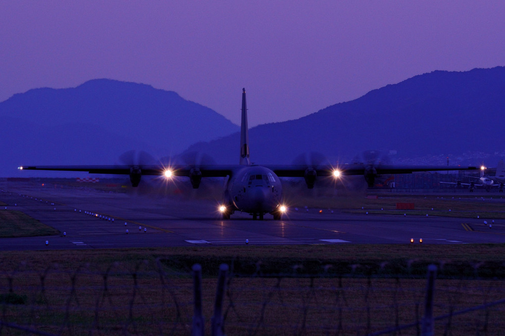 C-130、薄暮のタキシング