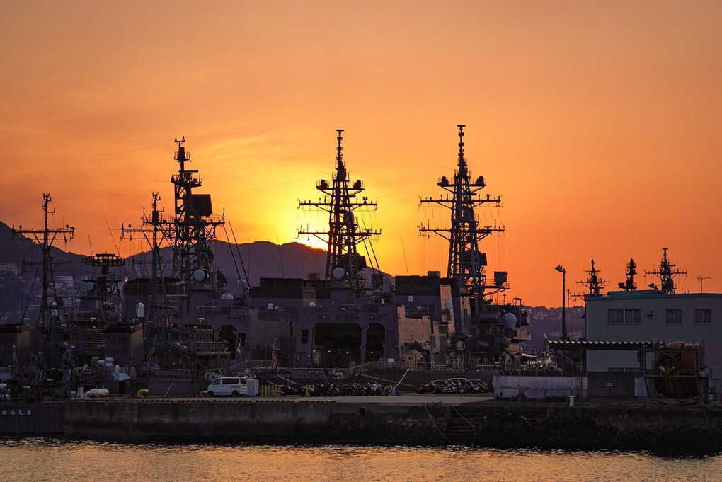 夕陽と護衛艦