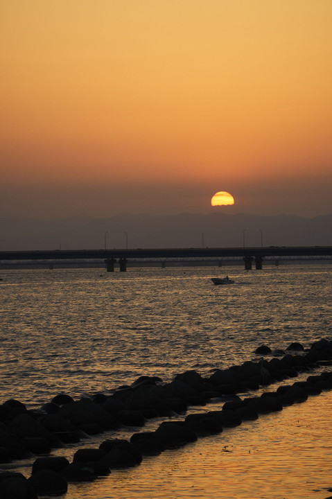 吉野川大橋と夕日