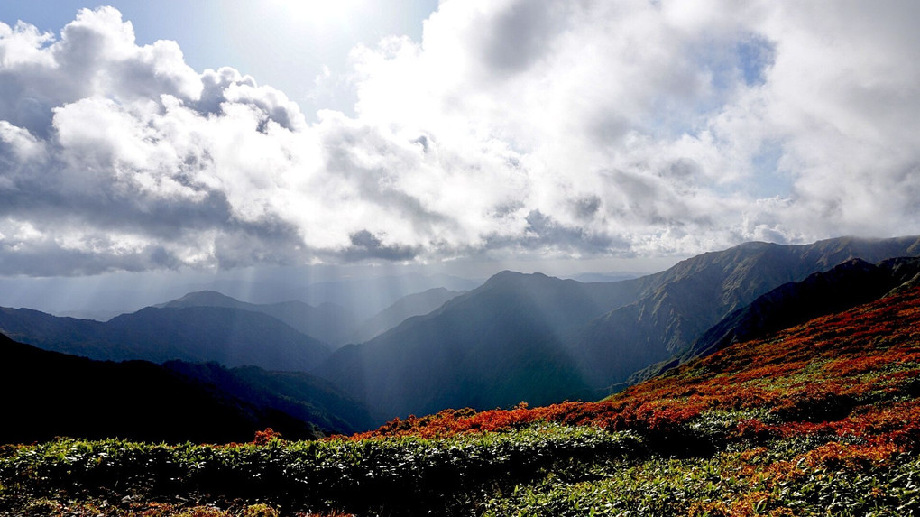 暴風雨後の朝日連峰