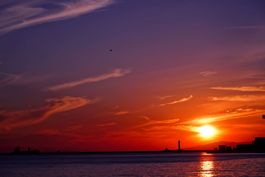 　灯　台　と　　　夕　陽　。