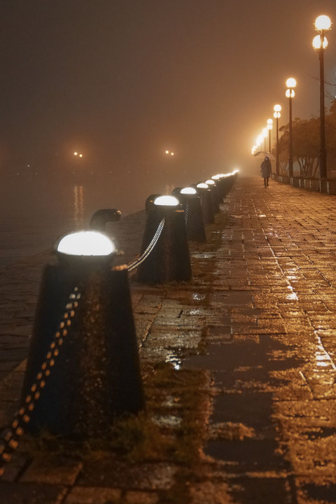 霧の博多港